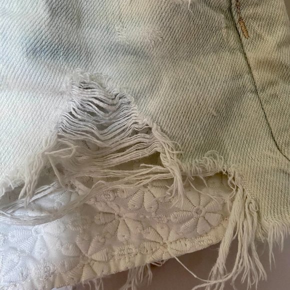 American Eagle Light Wash Distressed Jean Shorts Size 0 - Picture 2 of 5